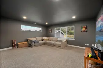 Huge Bonus room/ theater room