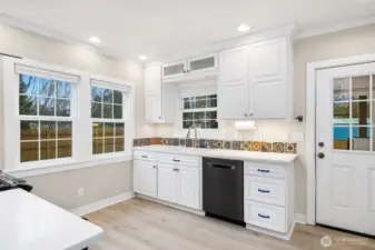 Lots of natural light in kitchen