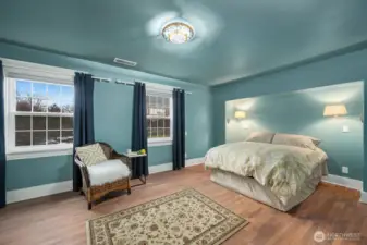 Primary suite - queen sized bed seen