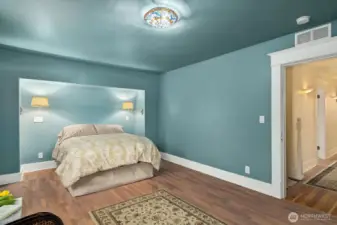 Primary suite - queen sized bed seen