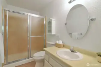 Primary en suite bathroom