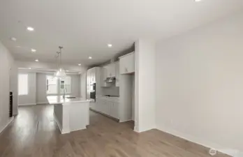 Second bedroom w/ ensuite bathroom