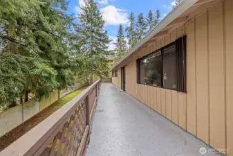 Deck that goes the whole way from front to back, what a great space and place