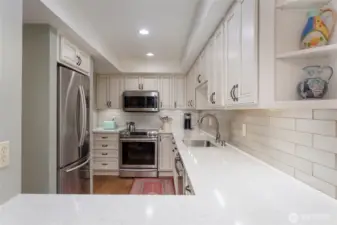 Culinary kitchen w/new cabinets/Quartz countertops/tiled backsplash/lighting & newer appliances