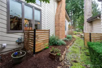 Side yard walk way to gold course & backyard.