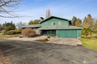 Mid-Century Modern Home. 4 bedrooms on .82 acre. Drive-through driveway.