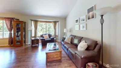 Spacious Living room w/vaulted ceiling!