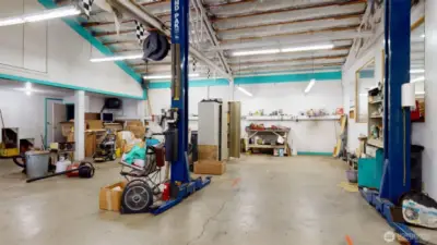 Big shop w/car hoist!