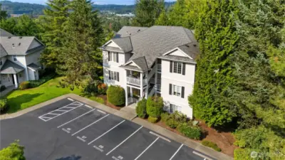 Drone View: Aerial view of the Woodinview community highlights lush surroundings, ample parking, and convenient access to nearby Bothell and Woodinville amenities.