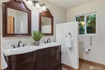 Primary bath w/ dual sinks