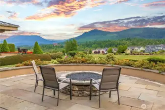 Relax and unwind by the outdoor fire pit on the spacious patio, perfectly positioned to take in breathtaking views of the golf course and surrounding mountains.  It's an ideal setting for evening gatherings, peaceful mornings, and enjoying nature's beauty year around.
