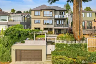 Park on the quiet street in front for level access to the main entry, and then park your toys and gear in the spacious garage in back.  Then roll or stroll the short distance to Magnolia Village Amenities, or drop down to Magnolia Blvd for an even more scenic outing.