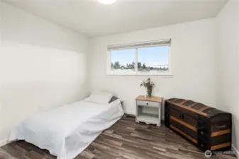 2nd bedroom with mirrored closet.