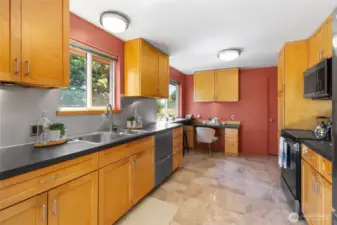 Lovely natural light streaming into the kitchen to help with cooking, planning and cleaning up. There is a little nook for eating in or working on the computer too.