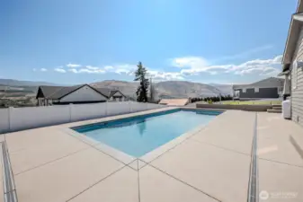 Sparkling pool and new fence installed