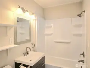 Upstairs Full Bathroom