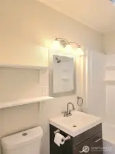 Upstairs Full Bathroom