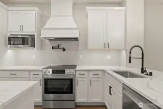 Photographs are for illustrative purposes only. Features, finishes, interior/exterior colors, landscaping and floorplan shown may vary from actual homes built.