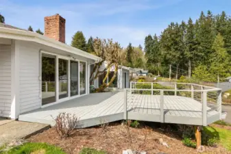 Up on the deck, everything opens up a bit more. The wood and cable railing keeps the lines clean and the view unobstructed, so your eye moves right through to the surrounding greenery and beyond. The sliding doors back to the family room make it easy to go in and out, which is exactly what you want when this becomes your go-to hangout spot. From here, you also get a sense of the home’s elevation, sitting slightly above the properties behind, which adds a bit of privacy and a wider outlook.