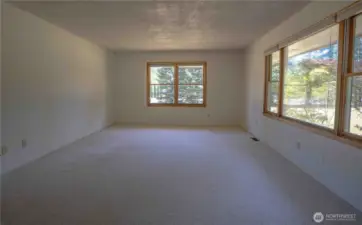 Large spacious livingroom.