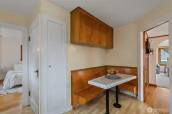 Sweet banquette for casual meals or homework