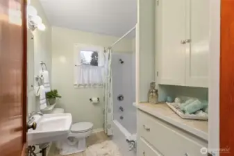 Full bathroom on the main with built ins