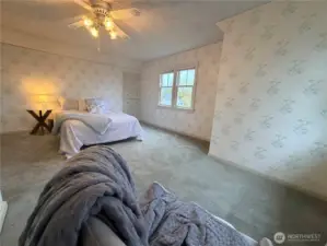 Oversize room upstairs!