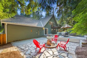 The home’s tranquil sage-green exterior blends beautifully into the surrounding evergreens, creating a harmonious connection with the natural landscape. From the backyard, the house feels like an extension of the forest, offering a peaceful retreat right at home.