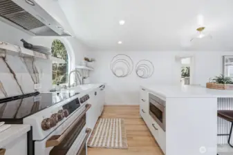 This double oven is not only functional, it's gorgeous too!