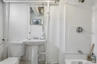 Studio full bath