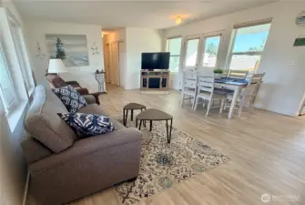 Spacious living room with lots of light and view of the canal