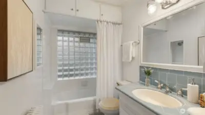 Main floor full bathroom