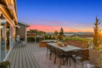West facing view deck with hot tub