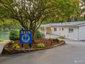 ample parking in the roundabout driveway