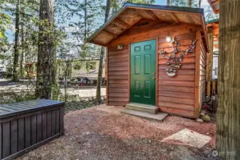 10 X 12 SHED WITH WASHER/DRYER AND FREEZER