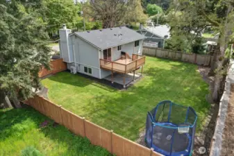 Trampoline can stay or go, depending on your wishes. As you can see, most of the fence is newer as well.
