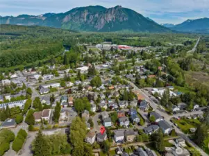 The perfect location!   Note the quiet circular street.   Just a few minute stroll to numerous restaurants and shops!   Walk to dining, shopping, multiple parks, river, etc!    All this, yet just minutes to the freeway and surrounded by endless outdoor adventure opportunities.   it's the perfect location!