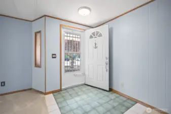 entryway with tile floors and screen door.