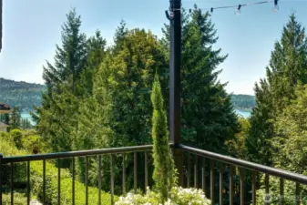 Peak-a-boo view of Lake Sammamish from the serene deck.