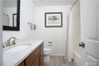 Full guest bath upstairs