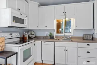 Fresh & clean white cabinetry provides for enjoyable cooking!