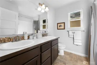 Upstairs Full Hall Bath