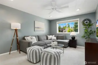 Bonus/5th bedroom w/closet