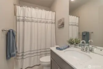 Full main bathroom