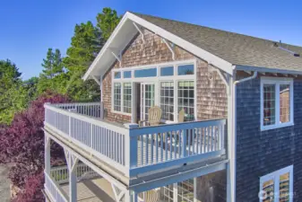 Your own skydeck for sunrise sips and evening cheers.