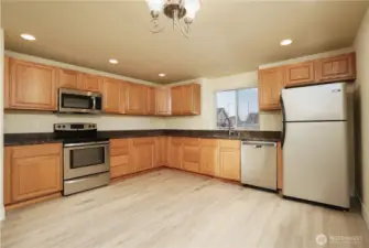 Kitchen w/ full set of stainless steel appliances