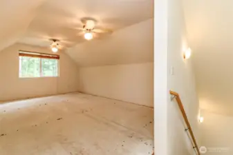 Upstairs loft needs carpet/flooring