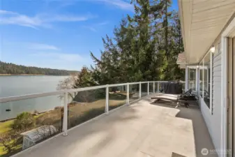 Upper deck to soak up the sun and views!