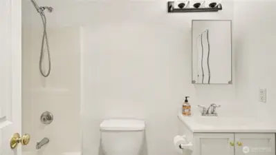 Main full size bathroom.