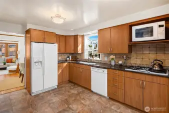 Beautifully updated large kitchen